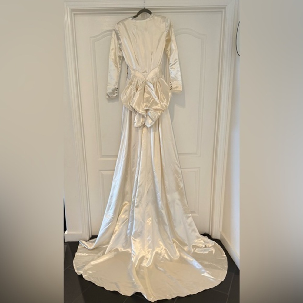 VNTG 1940’s City Paris Cathedral Train Bustle Back Satin wedding dress small